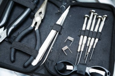 Vape Dükkanı. Modern vaping cihaz bakım ve yükseltme bölümlerinde kapatın. O popualr ecig vaper cihaz satın. Elektronik Sigara İçilmeyen ejuice için aracı. Tornavidalar alet çantası onarım için