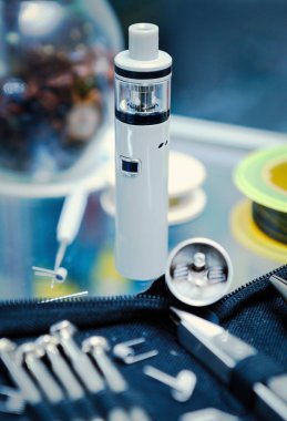Vape Dükkanı. Modern vaping cihaz bakım ve yükseltme bölümlerinde kapatın. O popualr ecig vaper cihaz satın. Elektronik Sigara İçilmeyen ejuice için aracı. Yeni kutusu mod clearomizer