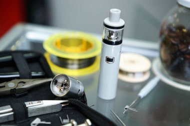 Vape Dükkanı. Modern vaping cihaz bakım ve yükseltme bölümlerinde kapatın. O popualr ecig vaper cihaz satın. Elektronik Sigara İçilmeyen ejuice için aracı. Yeni kutusu mod clearomizer