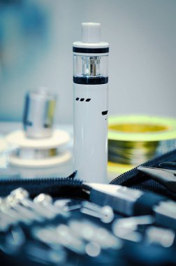 Vape Dükkanı. Modern vaping cihaz bakım ve yükseltme bölümlerinde kapatın. O popualr ecig vaper cihaz satın. Elektronik Sigara İçilmeyen ejuice için aracı. Yeni kutusu mod clearomizer