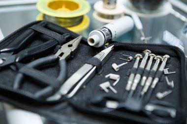 Vape Dükkanı. Modern vaping cihaz bakım ve yükseltme bölümlerinde kapatın. O popualr ecig vaper cihaz satın. Elektronik Sigara İçilmeyen ejuice için aracı. Yeni kutusu mod clearomizer