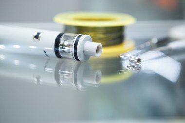 Vape Dükkanı. Modern vaping cihaz bakım ve yükseltme bölümlerinde kapatın. O popualr ecig vaper cihaz satın. Elektronik Sigara İçilmeyen ejuice için aracı. Kutusu mod ve tel