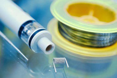 Vape Dükkanı. Modern vaping cihaz bakım ve yükseltme bölümlerinde kapatın. O popualr ecig vaper cihaz satın. Elektronik Sigara İçilmeyen ejuice için aracı. Kutusu mod ve tel