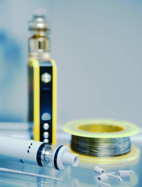 Vape Dükkanı. Modern vaping cihaz bakım ve yükseltme bölümlerinde kapatın. O popualr ecig vaper cihaz satın. Elektronik Sigara İçilmeyen ejuice için aracı. Kutusu mod ve tel