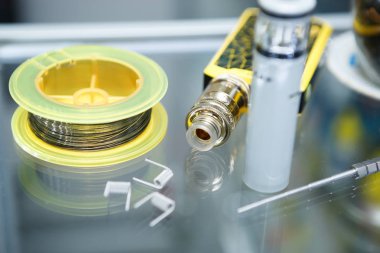 Vape Dükkanı. Modern vaping cihaz bakım ve yükseltme bölümlerinde kapatın. O popualr ecig vaper cihaz satın. Elektronik Sigara İçilmeyen ejuice için aracı. Kutusu mod ve tel