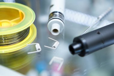 Vape Dükkanı. Modern vaping cihaz bakım ve yükseltme bölümlerinde kapatın. O popualr ecig vaper cihaz satın. Elektronik Sigara İçilmeyen ejuice için aracı. Kutusu mod ve tel