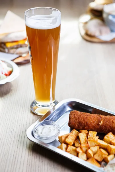 Menu Jantar Sérvio Tradicional Restaurante Desfrute Comida Exótica Cerveja Fresca — Fotografia de Stock