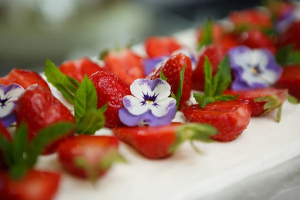 Bolo Morango Fresco Assado Com Creme Biscoito Desfrute Deliciosos Produtos — Fotografia de Stock