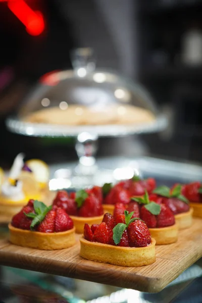 Experimente Deliciosa Tartlet Com Morangos Frescos Topo Servido Com Folhas — Fotografia de Stock