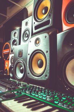 Yüksek kaliteli hoparlörler dj dükkanda. Ses kayıt stüdyosu için HiFi ses sistemi satın. Profesyonel Merhaba-Fi kabin hoparlör kutusu Satılık. Ses ekipmanları için ses kayıt stüdyosu