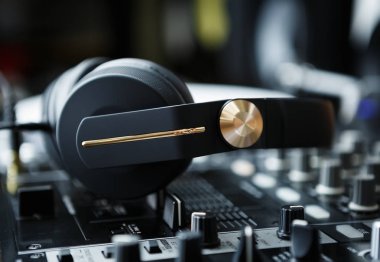 Profesyonel disk jokey için büyük siyah kulaklıklar. Mix müzik ve yüksek kalitede yeni şarkıları dinle. Audiiophile kulaklık ve güçlü bas ses ile. Ses ekipmanları için ses kayıt stüdyosu