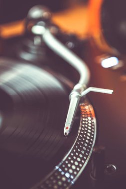Profesyonel parti dj pikap. Partiler ve konserler için Analog ses ekipmanları. Çal ve mix müzik parça vinil kayıtları çalar. Turntable iğne kartuş karalama siyah vinil plak disk