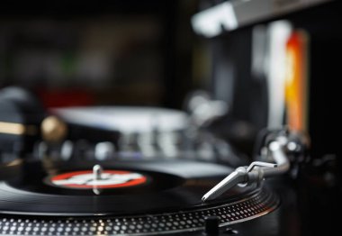 Profesyonel parti dj pikap. Partiler ve konserler için Analog ses ekipmanları. Çal ve mix müzik parça vinil kayıtları çalar. Turntable iğne kartuş karalama siyah vinil plak disk