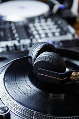 Profesyonel disk jokey için büyük siyah kulaklıklar. Mix müzik ve yüksek kalitede yeni şarkıları dinle. Audiiophile kulaklık ve güçlü bas ses ile. Ses ekipmanları için ses kayıt stüdyosu