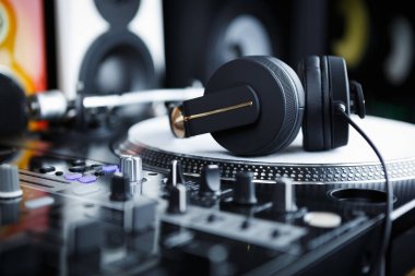 Profesyonel disk jokey için büyük siyah kulaklıklar. Mix müzik ve yüksek kalitede yeni şarkıları dinle. Audiiophile kulaklık ve güçlü bas ses ile. Ses ekipmanları için ses kayıt stüdyosu