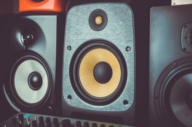 Yüksek kaliteli hoparlörler dj dükkanda. Ses kayıt stüdyosu için HiFi ses sistemi satın. Profesyonel Merhaba-Fi kabin hoparlör kutusu Satılık. Ses ekipmanları için ses kayıt stüdyosu