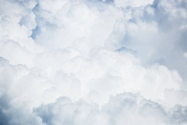 Güzel bulutlu gökyüzü güneşli yaz gün. Arka planı için doğal beaty ve canlı mavi renk.