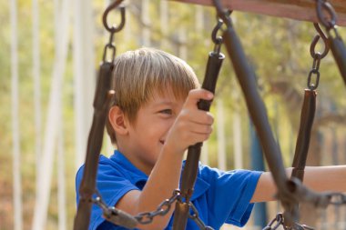  sevimli küçük çocuk oyun parlak yaz gününde