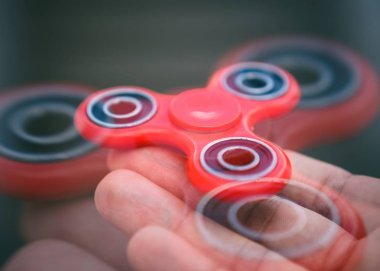 Çocuk oyun ile modern parmak spinner becerikli alet. Seçme kıpır yatakları balance oyunu oynamak ve tepki geliştirmek için aygıtta spinner. Modaya uygun taşınabilir iplik oyuncak erkek elinde 