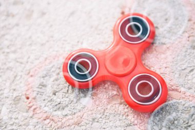 Süper popüler parmak spinner topluca aygıt. Yatakları ile modern kırmızı plastik iplik oyuncak. Tepki geliştirmek ve yeni serin hileci öğrenmek için spinners ile oynamak. Trendy yeni spinner Gadget'ı kapat 