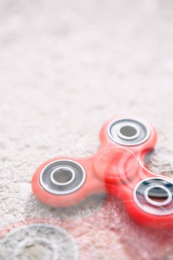 Süper popüler parmak spinner topluca aygıt. Yatakları ile modern kırmızı plastik iplik oyuncak. Tepki geliştirmek ve yeni serin hileci öğrenmek için spinners ile oynamak. Trendy yeni spinner Gadget'ı kapat 