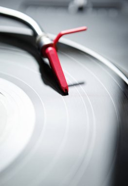 Kulüp dj ekipmanları parlak ışıklar sahnede. Eski analog vinil kaydı ile profesyonel pikap oyuncu. Çal ve mix müzik gece kulübünde dans partisi. Hip hop parça çizilmemesi için retro djs Kur  