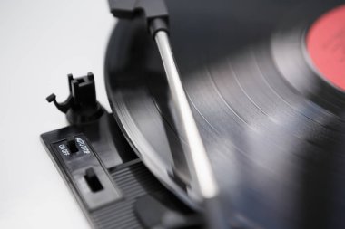  Retro hippi müzik çalar. Vintage elektronik aygıt dinleme vinil kayıtlar için.