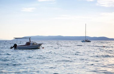 Hırvatistan'da Akdeniz'de tekneler. Doğa, seyahat