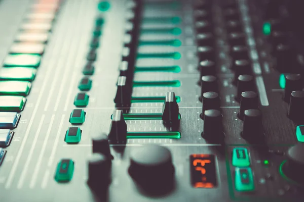 Profesionální Audio Zařízení Pro Zvukové Nahrávací Studio Fadery Regulátory Hlasitosti — Stock fotografie