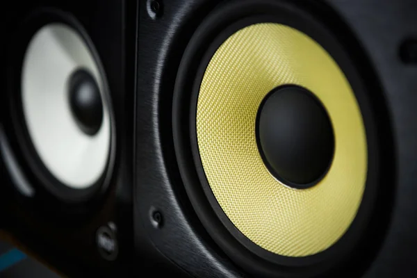 高品质扬声器 买高保真音响系统的录音工作室 专业音响柜音箱发售 音频设备的音频记录工作室 — 图库照片