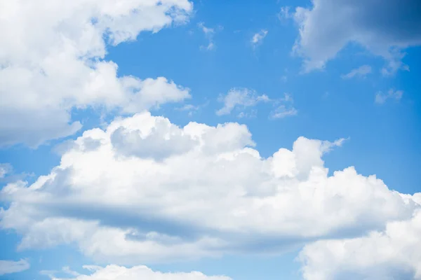 Όμορφη Συννεφιά Στην Ηλιόλουστη Καλοκαιρινή Μέρα Φυσικό Beaty Και Δονούμενο — Φωτογραφία Αρχείου