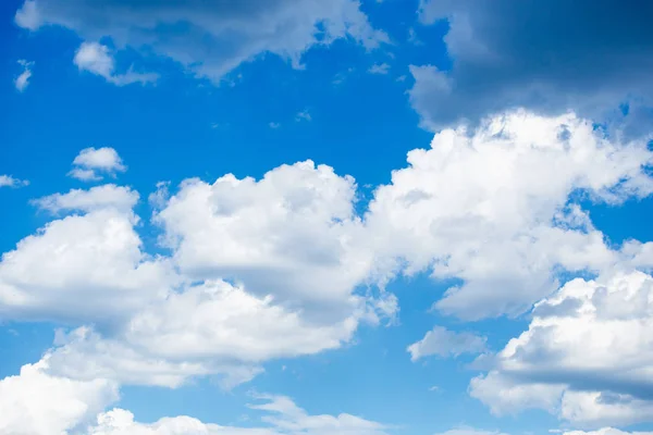 Schöner Bewölkter Himmel Einem Sonnigen Sommertag Natürliche Strahlende Und Lebendige — Stockfoto