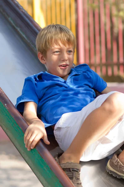 Milý Chlapeček Hřišti Světlé Letní Den — Stock fotografie