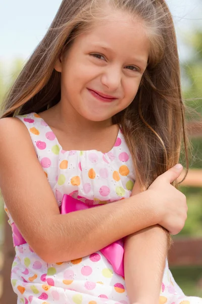 Cute Dziewczynka Pozowanie Playgorund Dzień Jasny Lato — Zdjęcie stockowe