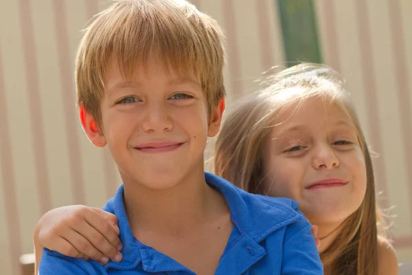 Lindos Niños Pequeños Patio Recreo Día Verano Brillante —  Fotos de Stock