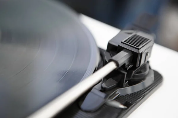 复古嬉皮士音乐播放器 用于收听乙烯基记录的老式电子设备 — 图库照片