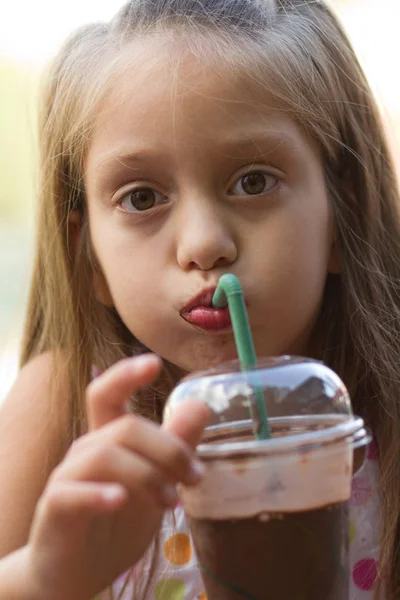 Kis Testvérpár Milkshakes Iszik Egy Kávézó Szabadban — Stock Fotó