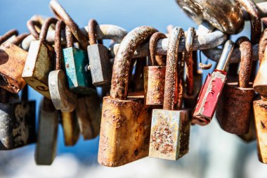 Hırvat Riviera tatil beldesinde zincire asılı çirkin paslı kilitler. Popüler gelenek Hırvatistan'da bir düğün günü kutlama zincir isimleri ile bir kilit koymak.Eski paslı metal güzel tatil kirletır 