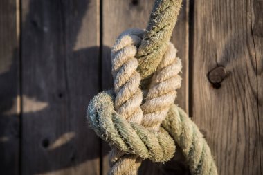 Güvenilir ve güvenli deniz düğüm. Güvenlik kavramı. Zanaat Kapat'ipleri kadar su bağlı. Motorlu tekne çapa haven ile eski ip bağladılar