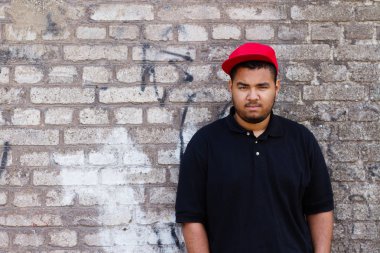 genç siyah erkek gri tuğla duvara onun blokta poz