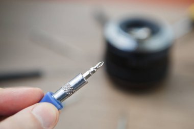 Hizmet Merkezi uzman sökmeye ve kırık modern kamera lensler bölüm koruyun. Demonte profesyonel dslr mercek tamir ediliyor. Kırık fotoğraf makinenizin atölyede tamir