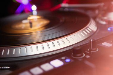 Pikap dj vinil plak çalar yakın kadar dijital müzik Dj için analog ses teknolojisi. Yakın, makro disk jokey profesyonel stüdyo, konser, etkinlik için donatım 