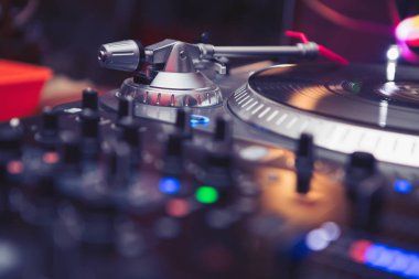Pikap dj vinil plak çalar ve ses denetleyicisi karıştırma. Analog ve dijital ses teknolojisi Dj müzik çalmak için. Yakın, makroyu profesyonel stüdyo, konser, olay için disk jokey donatımın ayarlama