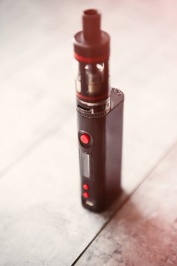 Popüler buharlaştırma cihazı modu. Parçaları modern buharlaştırıcı e-cig cihazı, yedek parça, yeni cihaz modeli, mikro bobin temizleyici. Nikotin sigarası içmeyi bırak, güvenli ecig vape buharlaştırmaya başla. 