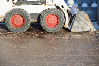 Kar temizleme makinesi kış yol kar ve buz ile dondurucu kaldırın. Kar-pulluk şehrin sokak temiz dondan. Kış servis araç kar üfleyici iş. Karlı buzlu yollarda dikkatli. Küreme ve tuz serme işlemi 