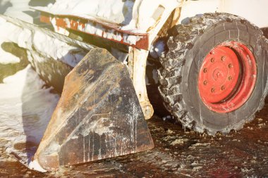 Kar temizleme makinesi kürek ile dondurucu kış yol kar ve buz ile temizleyin. Kar-pulluk kar şehrin sokaklarında kaldırın. Kış servis araç kar üfleyici iş. Karlı buzlu yollarda dikkatli 