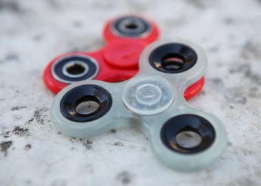 Parmak spinner oyuncak yatakları üzerinde. Süper popüler iplik aygıt. Topluca spinners ile oynarken zevk. Serin plastik Gadget eğlenmek için döner. Güzel mekanik karşı oyun 