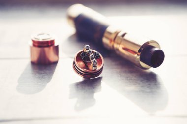 Modern elektronik mech mod vaping aygıt yedek parça, tamir Servisi. Popüler Buharlaştırıcı e-cig aygıtı vape gliserin e-sıvı için. Vaper aygıtı sökün. Yedek bobin kafa, yerine tel. 
