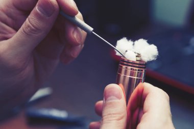 Elektronik savaş robotu mod vaping cihaz bakım. Modern Buharlaştırıcı e-cig aygıtı vape gliserin e-sıvı için. Vaper cihaz tamir Servisi. Master tel sigara için değiştirin. Ecig rapairing işlemi 