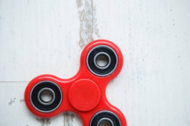 Popüler parmak spinner aygıt. Modern topluca iplik oyuncak yatakları üzerinde. Elinde sıralayacağız ve serin yeni püf noktaları öğrenin. Bu yeni dönen becerikli alet ile eğlenin. 